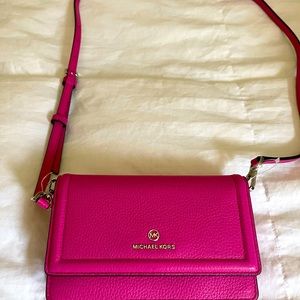 Jet Set Small Pebbled Leather Smartphone Convertible Crossbody Bag